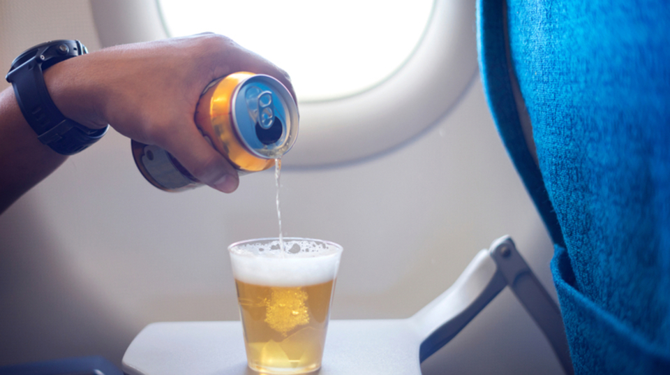 機内でお酒をサービスしてもらうコツ