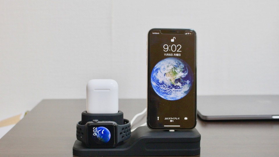 2000円以下でデスクがすっきり。iPhone、Apple Watch、AirPodsを一括管理できる「ラバースタンド」