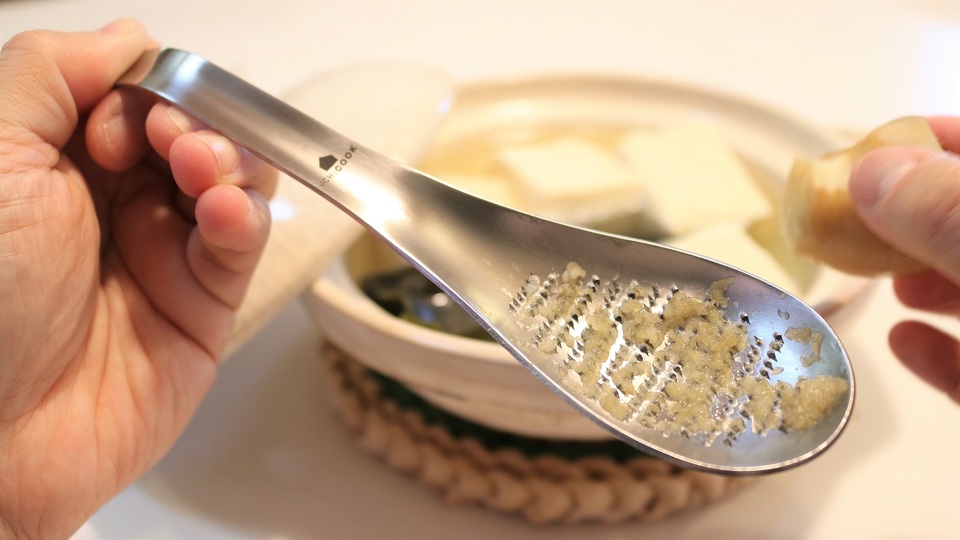 それぞれの好みで無駄なく好きな量の薬味がおろせる、おろし金付きスプーン【今日のライフハックツール】