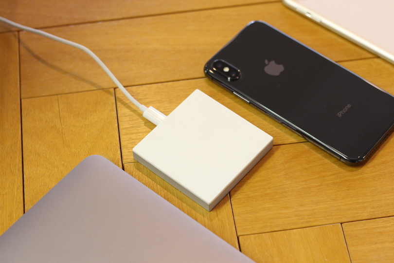 これでたった3000円? iPhoneやAndroidにも使えるシンプルを極めたワイヤレス充電器「UMOチャージャー」を使ってみた
