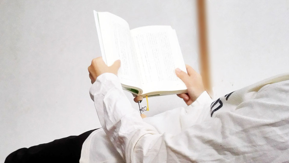 肩こりなしで読書が捗る。高さ調節可能なブックホルダー