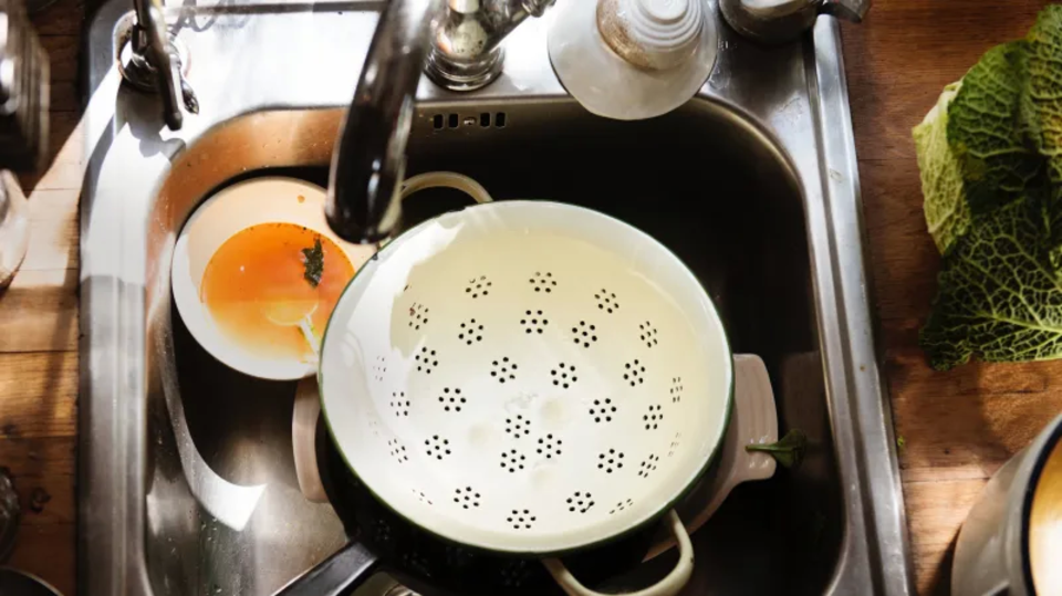 つい使いすぎる食器洗い洗剤は、スプレー容器に入れて水で薄めて使おう