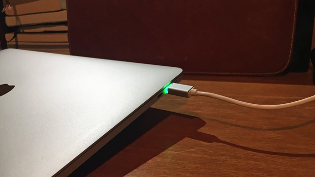 Usb Type Cのmacbookを開かなくても充電状況がわかるledつき充電ケーブル ライフハッカー 日本版
