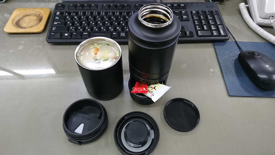 結合と分解で1ボトルにも2ボトルにも。用途に合わせて4つの形態になる保温ボトル【今日のライフハックツール】