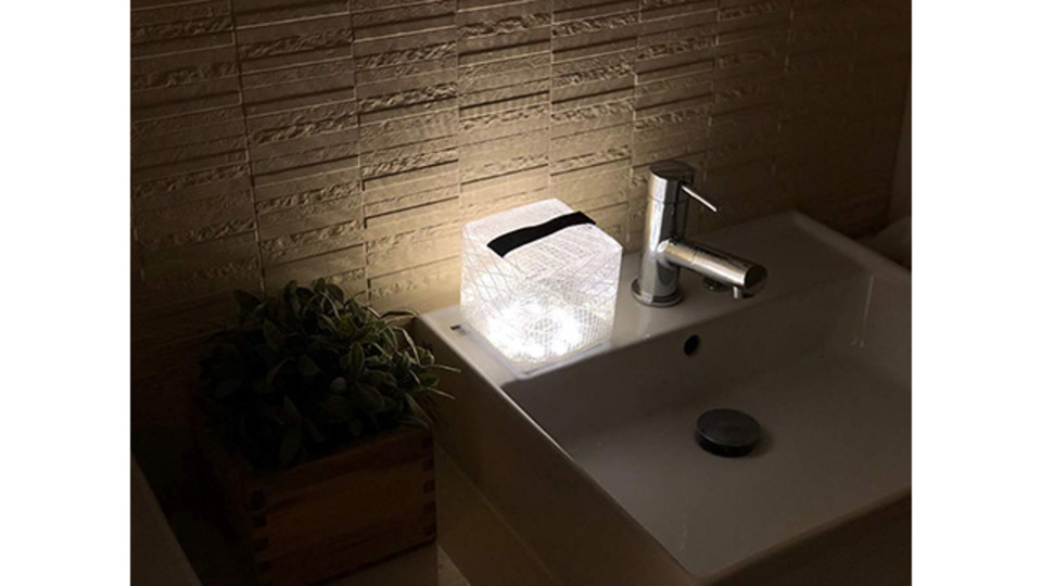 ペタンコに畳めて超軽量なLEDランタン! 太陽の光で充電できるからアウトドアにも最適〜