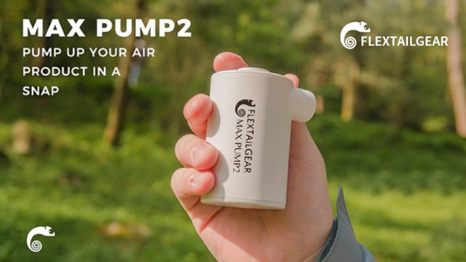 浮き輪50個が膨らむパワー。圧縮やスマホの充電もできるポケットサイズの充電式エアポンプ【今日のライフハックツール】