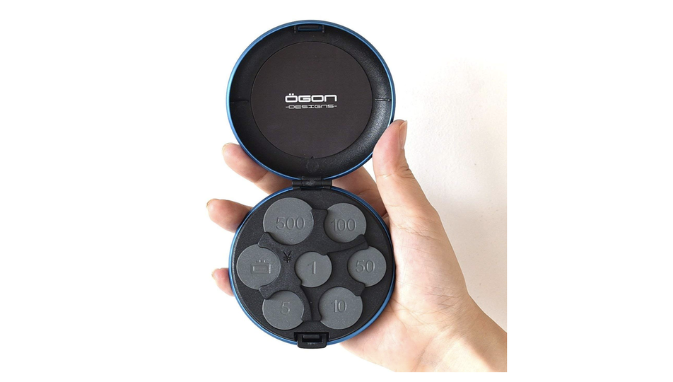 丸いアルミボディを開くとそこには…。 種類別に硬貨を収納できるスマートなコインケース