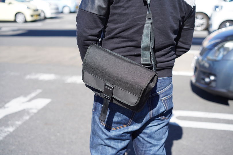 手持ちもできるちょうど良いサイズ感。ドイツ製スリングバッグ「DAYFARER Sling」を使ってみた