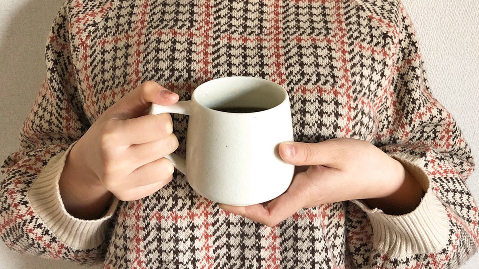 レンジでも使えるワイングラス型マグカップでコーヒーが引き立つ