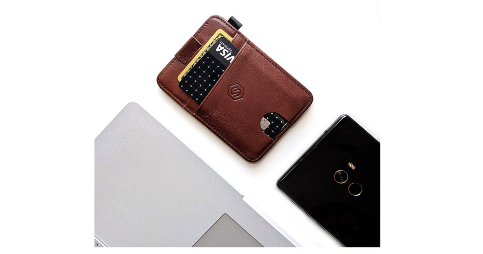 荷物をさらに減らせるかも? スリムなレザーカードケース「STRAPO ACCESSORY」