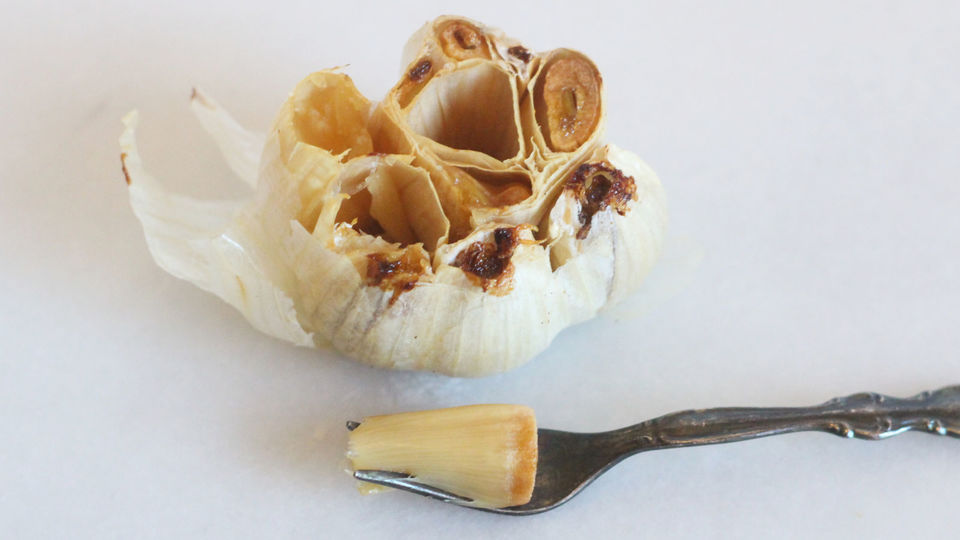 焼いたニンニクを皮からきれいに取り出す方法