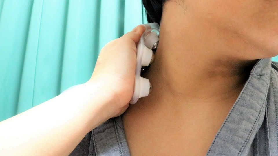 寝る前の新習慣。心地よくコリをほぐし、寝つきの良さと安眠を導く温感グルーマー【今日のライフハックツール】