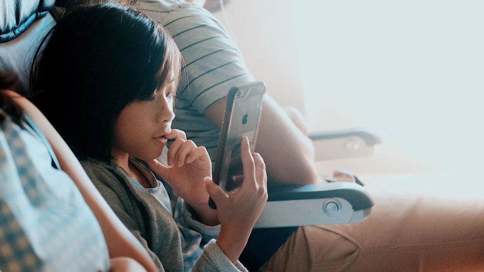 子どもにiPhoneを渡すとき、余計なアプリが開けないようにする方法