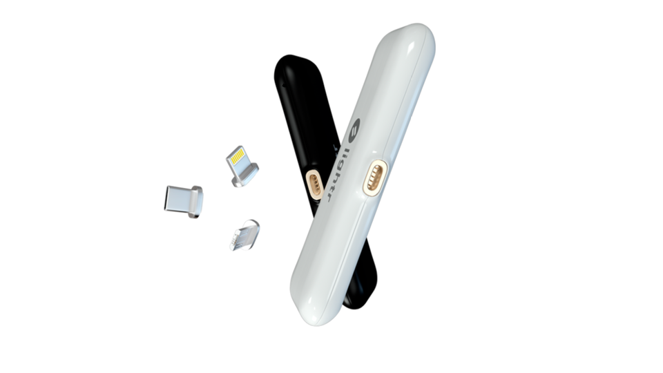 サイズも容量も携帯性が抜群なモバイルバッテリー。装着しながらスマホ操作も快適【今日のライフハックツール】