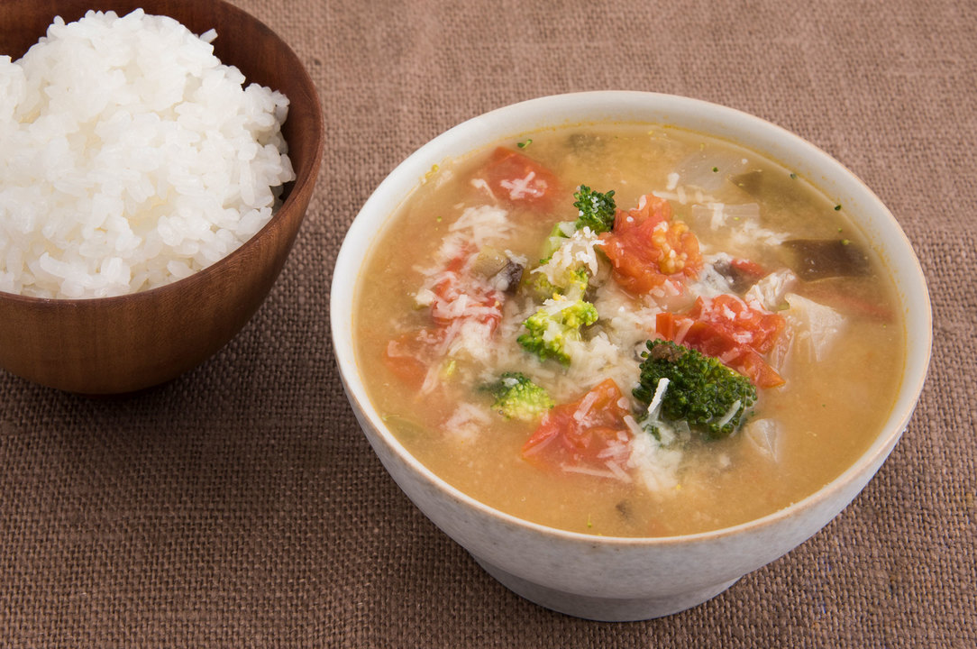 ナスとトマトのチーズみそ汁