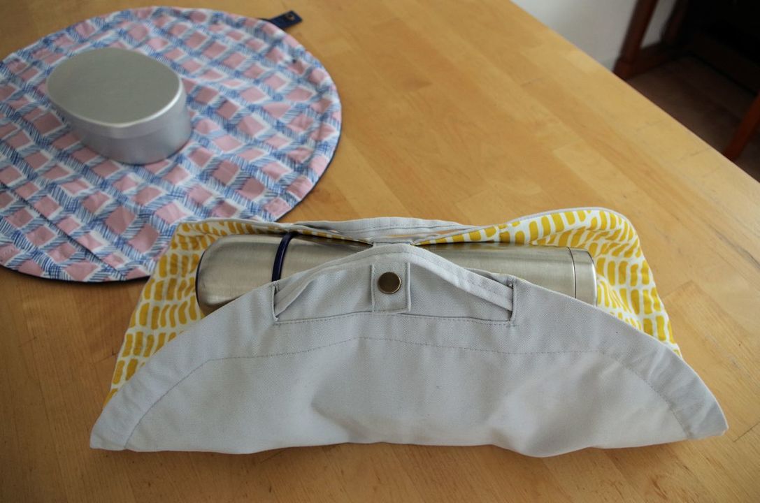 お弁当の上に水筒も収納できます