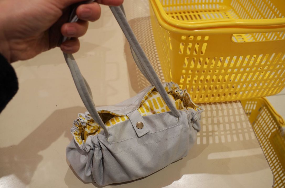 190312_lunchbag_checkingout