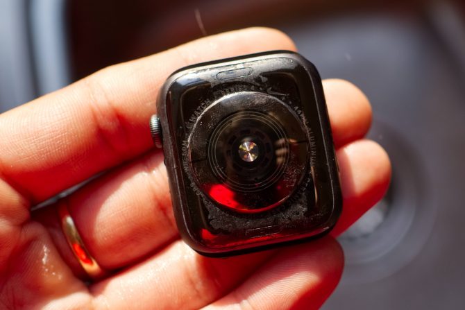 apple_watch_cleaning_back_dirt-670x447