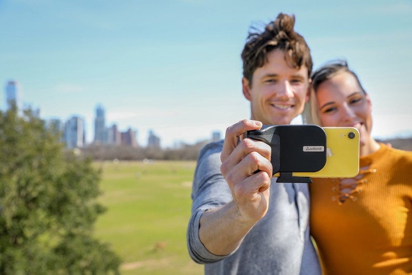 あと6日!撮影しながらスマホをワイヤレス充電できる「PhotoGrip Qi」がもうすぐ終了