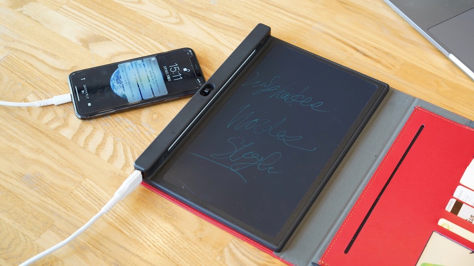 モバイルバッテリーやカード収納ポケット、ロック機能も搭載! デジタルと紙の手帳「E-BOOk」を使ってみた