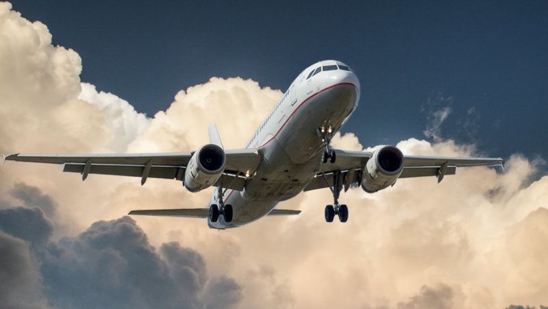 青空を飛ぶ飛行機