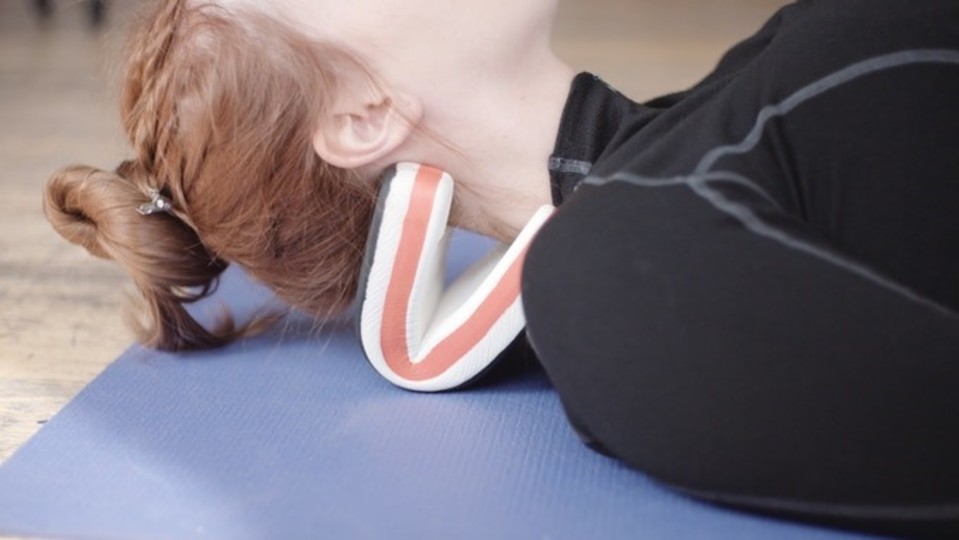 首こりを改善するイギリス発ストレッチ器具「necksaviour」