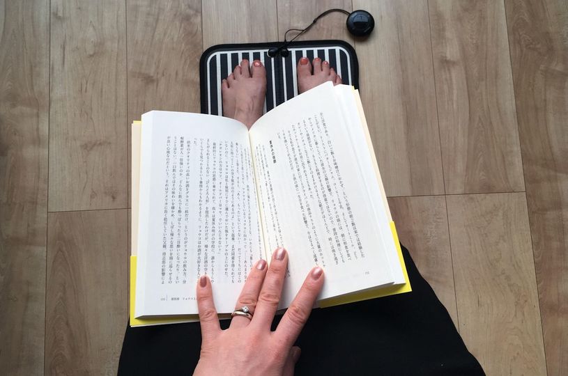 足をのせるだけでEMSエクササイズできるマット。両手を使う「ながら」作業も可能【今日のライフハックツール】