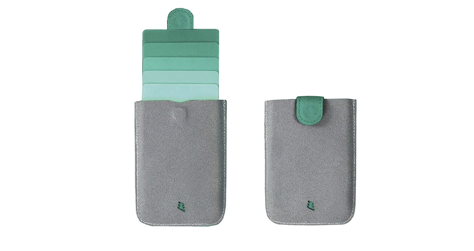 胸ポケットにスッポリ収まるスマートさ! キャッシュレスデビューにも良さげなカードケース「DAX wallet」