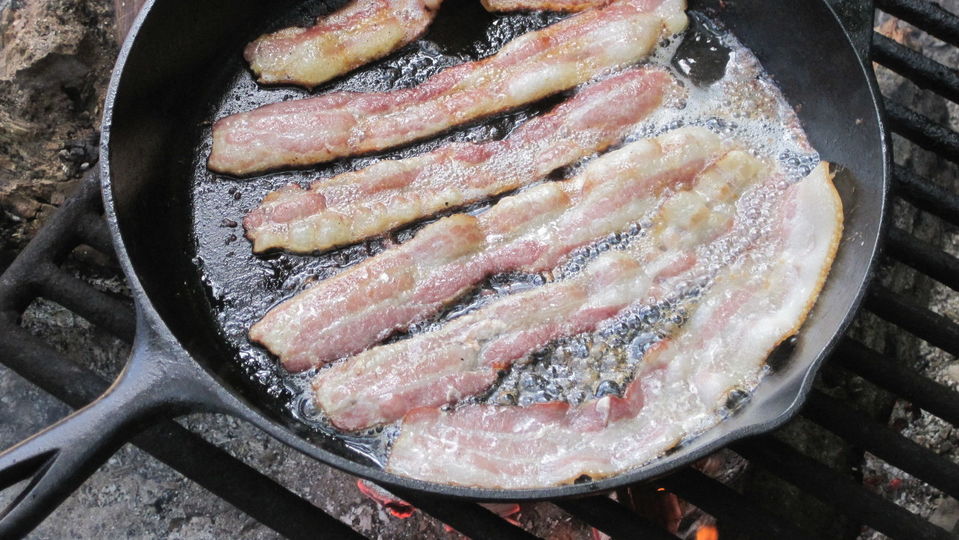 ベーコンの油を、おいしい調味油として安全に保存する方法