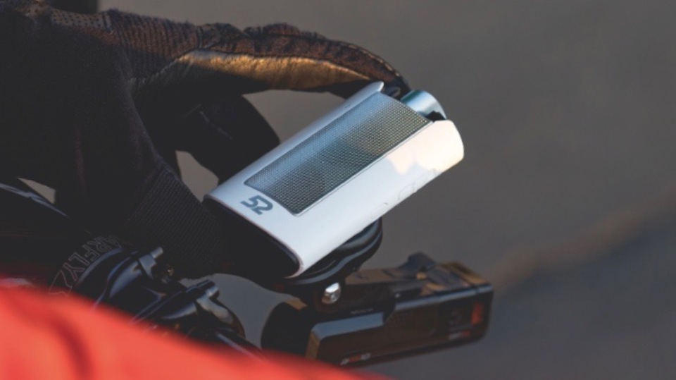 イヤホンより安全? 自転車にマウントできる、防水仕様のBluetoothスピーカー