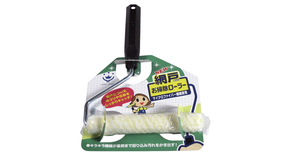コロコロするだけで花粉もホコリもゴッソリ取り除く「NEW網戸お掃除ローラー」