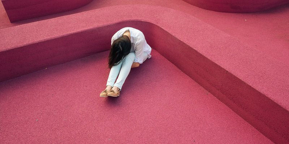 うなだれる女性