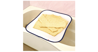 平干しネットで衣替えも楽々！ お風呂場に広げて使うだけで、セーターの型崩れも防止