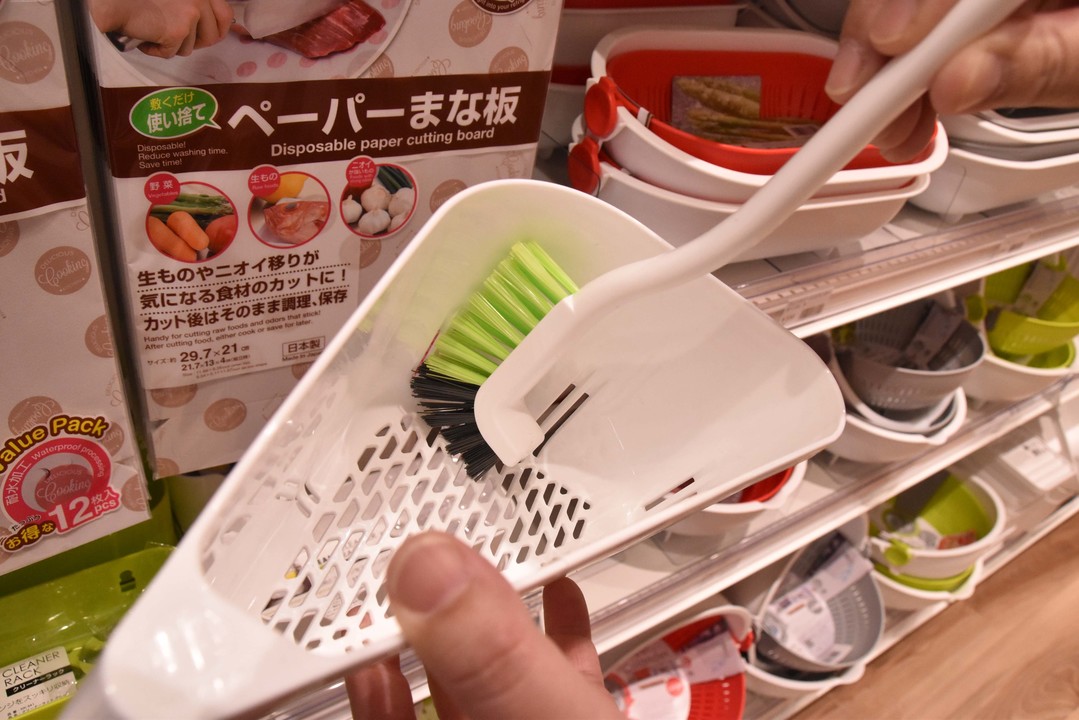 排水口ブラシで三角コーナーを洗う