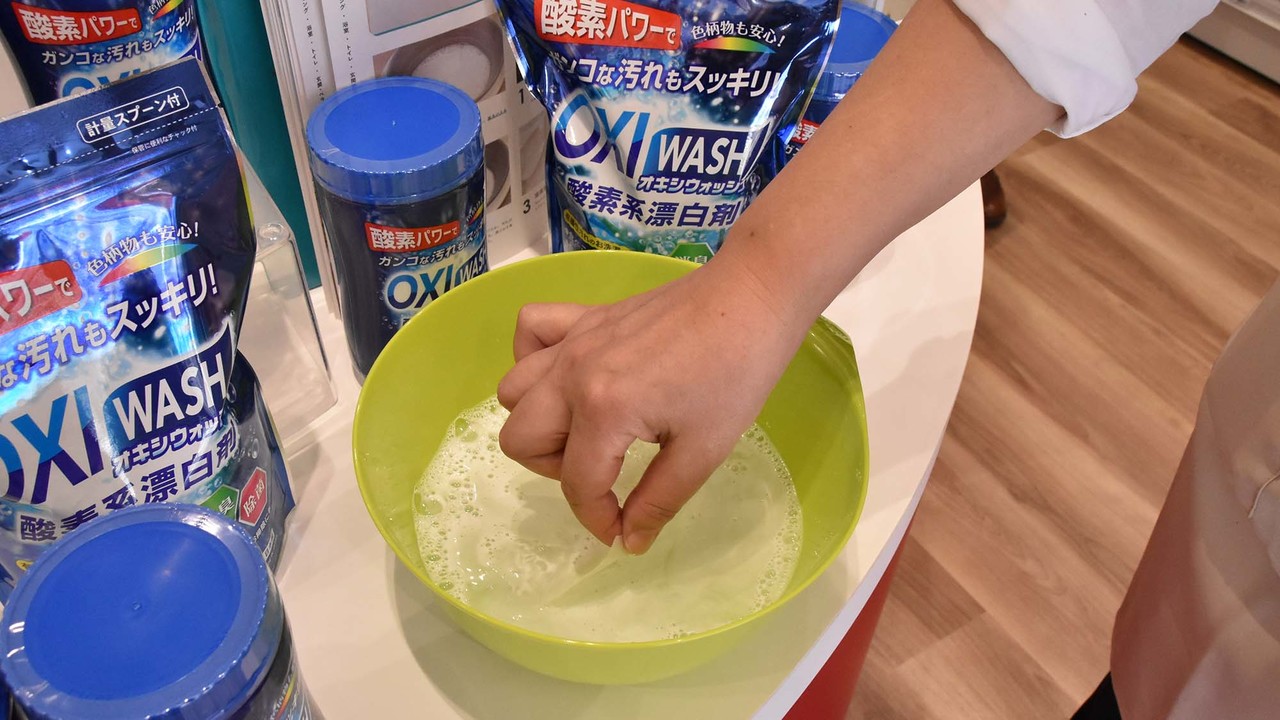 オキシウォッシュにしみのついた布をつける