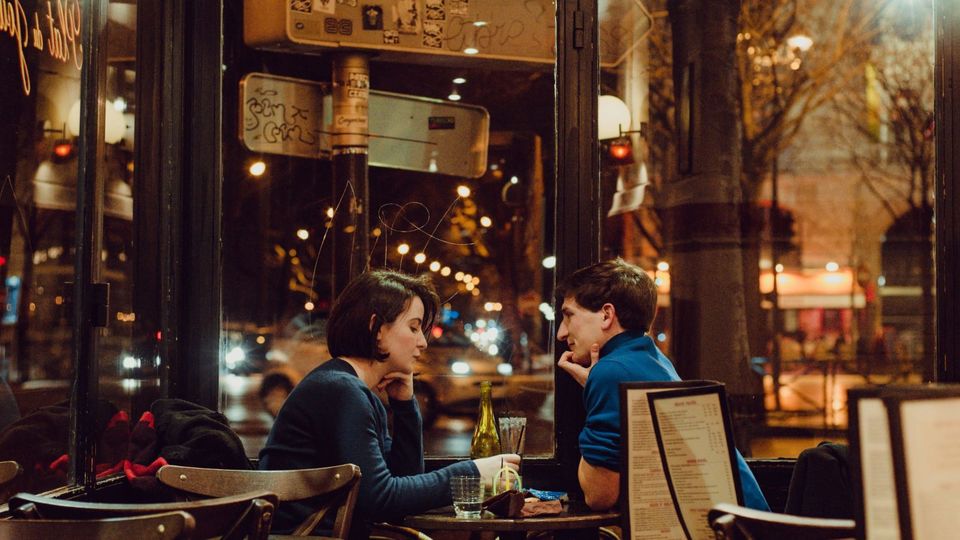 初デートでお金の話はタブー?パートナーと長期的な関係を築くには