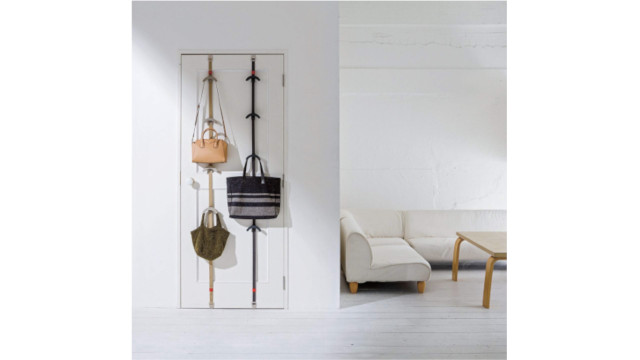 バッグや帽子の収納はドアに引っ掛けて生活感なく収納 ライフハッカー 日本版