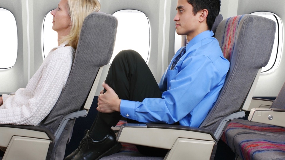デルタ航空が座席のリクライニング幅を半減。これ、航空業界に広まるかもしれません
