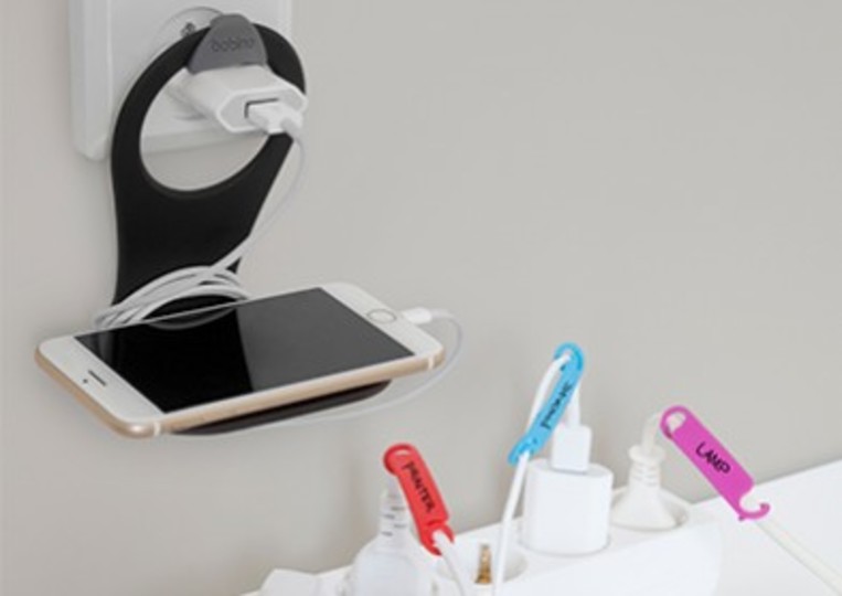 スマホホルダーがコンセントにかけるだけでできる 充電中の置き場に困らない ライフハッカー 日本版