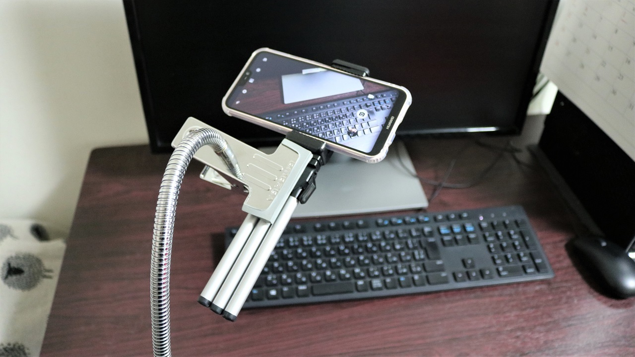 「どっちもクリップ」にスマホを挟んで設置