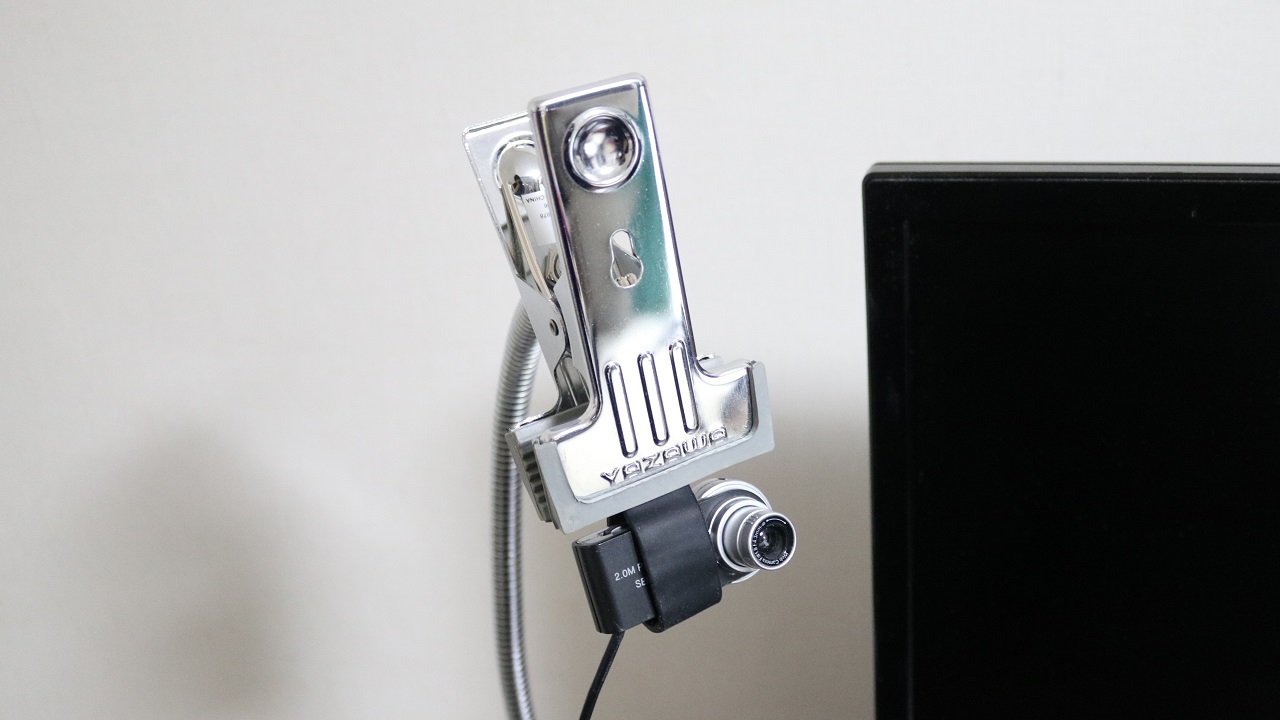 「どっちもクリップ」にWebカメラを挟んで設置