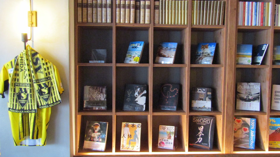 LIBRARY & HOSTEL 武相庵のカフェスペース壁の本棚