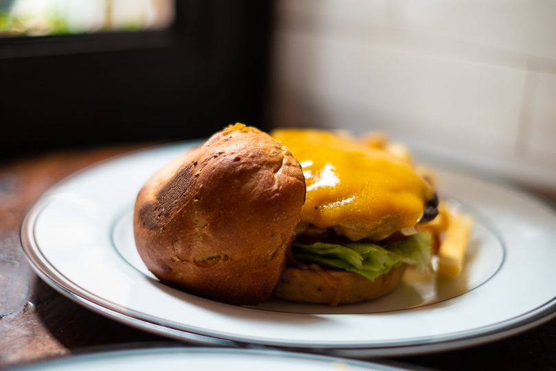 日本発の完全栄養食「ベースブレッド」とコラボした「健康すぎるバーガー」を食べてみた