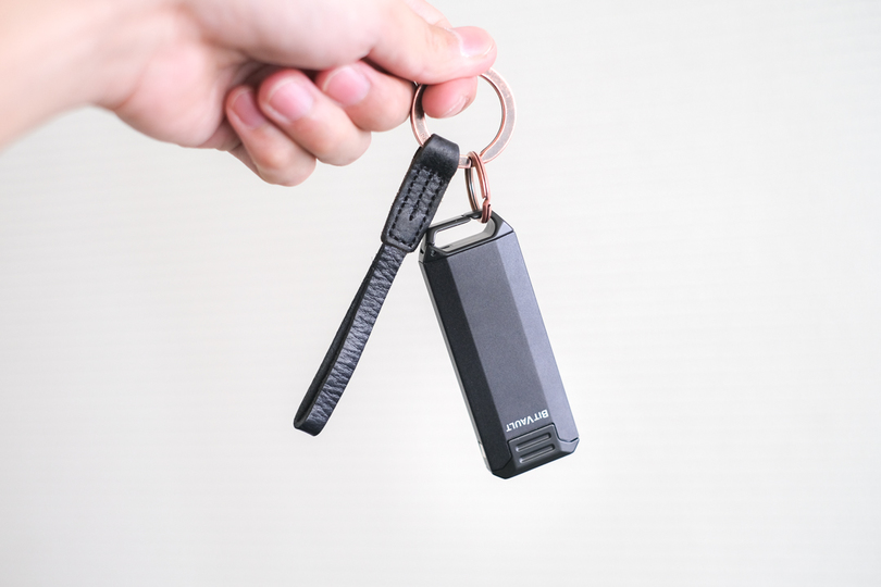 小さなものを快適に持ち運ぶ。コンパクトストレージ付きキーホルダー「BitVault」を使ってみた