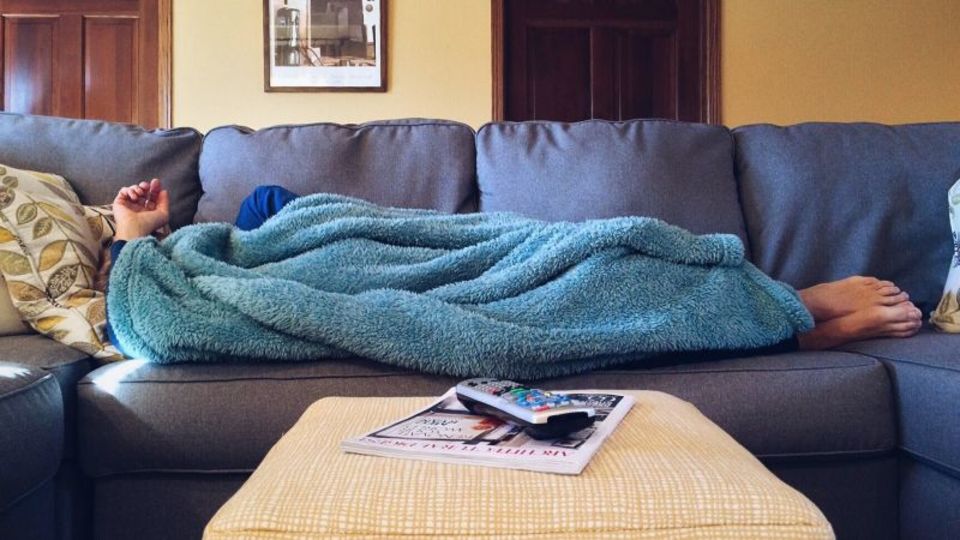 いつでもどこでもすぐ眠れるのは睡眠不足のサイン?