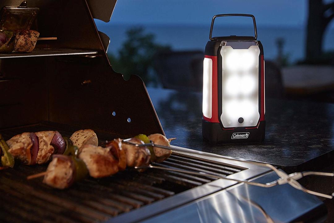 「Multi-Panel LED Lantern」を側に置いたバーベキュー