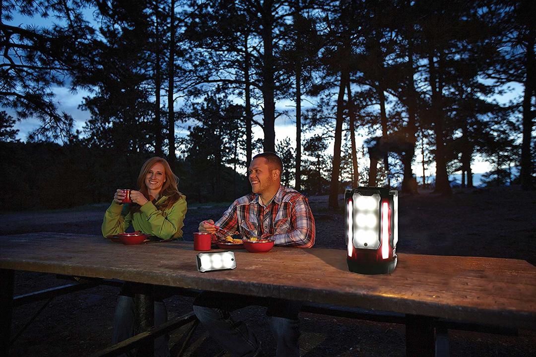 「Multi-Panel LED Lantern」をテーブルに置いたところ