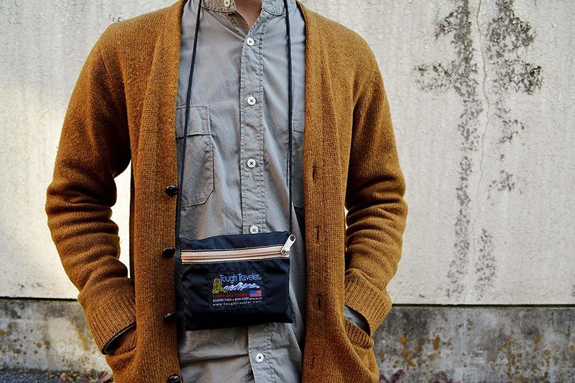 オフの日は荷物をコンパクトに。貴重品だけを軽量で持ち運べるTough Travelerのサコッシュ