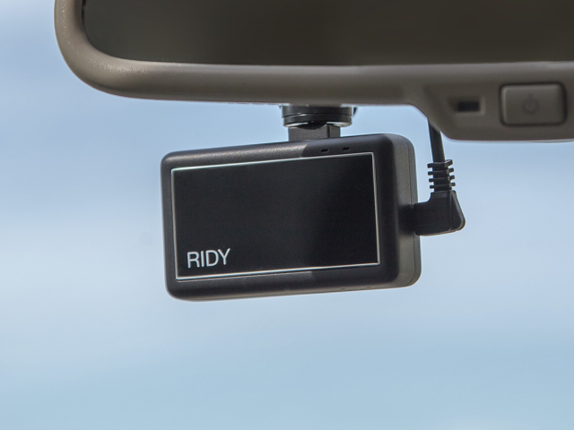 自動車に取り付けて不注意運転を警告してくれるAI、「Ridy」