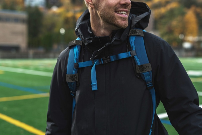 荷物が重たいと感じている人は、バックパックに取り付けて使える「SuperStraps」試してみては?